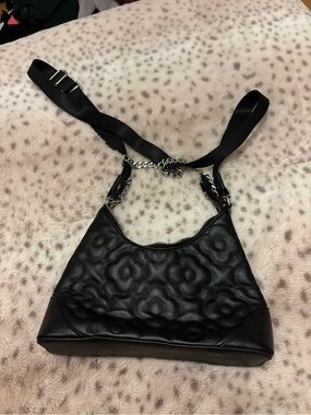 wild fable Black Quilted Floral Crossbody Bag with Chain Strap